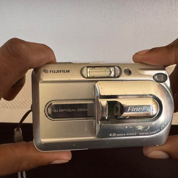 Fujifilm Finepix A340 Vintage Digital Camera - Picture 7 of 8